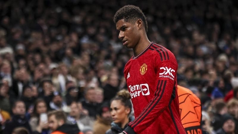 Rashford khó chịu khi bị thay ra, huyền thoại vui mừng