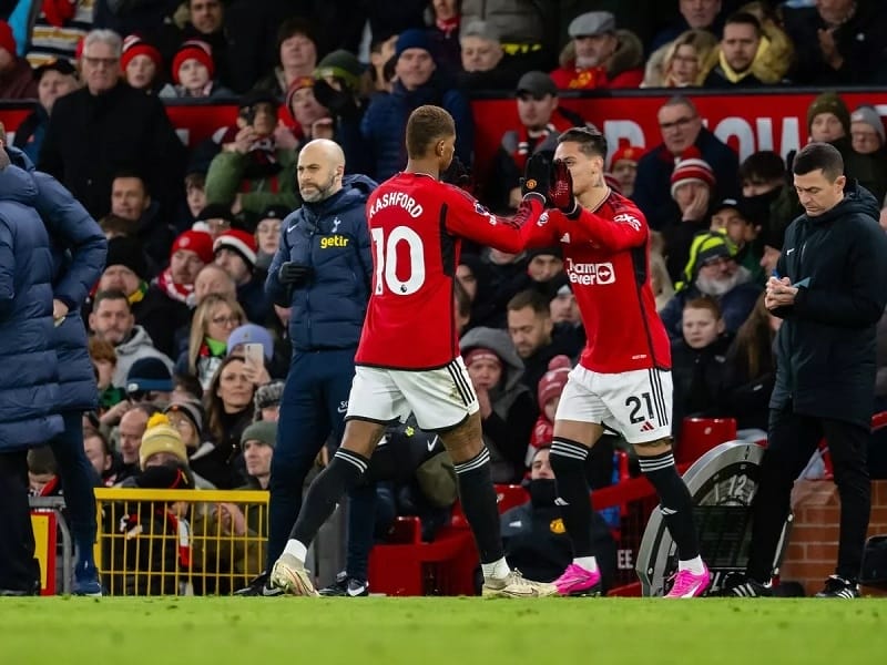 Rashford rời sân nhường chỗ cho Antony