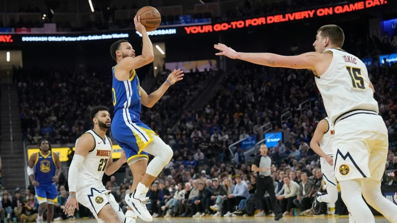 Stephen Curry cán mốc ấn tượng dù thua trận