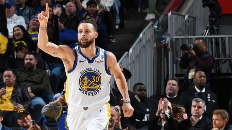 Stephen Curry thăng hoa, lập kỷ lục trong chiến thắng trước 76ers