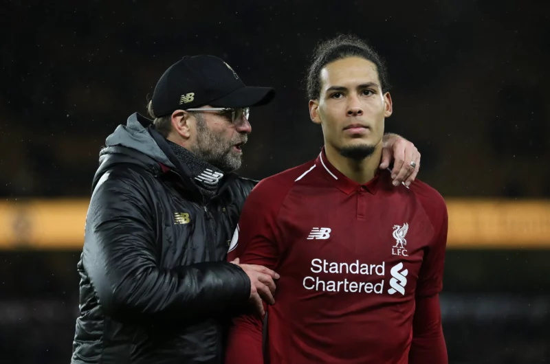 Van Dijk bất ngờ khi HLV Klopp chia tay Liverpool.