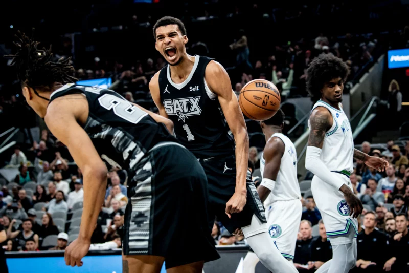 Niềm vui của Victor Wembanyama cùng các đồng đội khi giành chiến thắng bất ngờ trước Timberwolves.