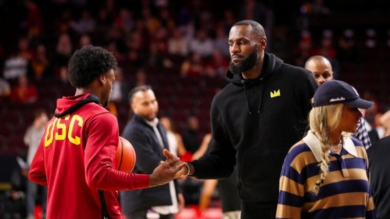 LeBron và Bronny James liệu sẽ có cơ hội chơi bóng tại Ohio?