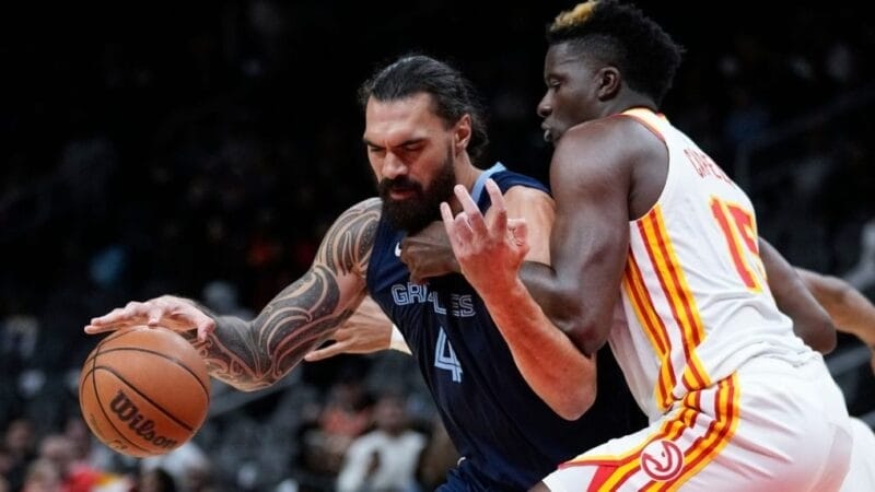 Steven Adams (trái) và Victor Oladipo (phải)