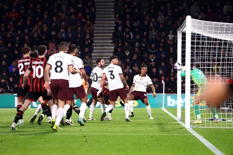 Ederson cứu Man City một bàn thua trông thấy ở phút 66.