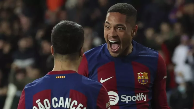 Roque hóa người hùng giữ lại 3 điểm cho Barca