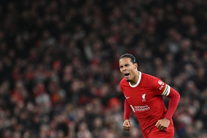 Virgil van Dijk đưa trận đấu về thế cân bằng.