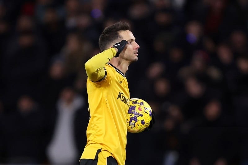 Pablo Sarabia rút ngắn cách biệt cho Wolves.