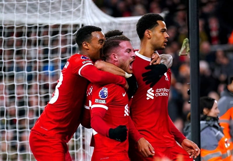 Liverpool hiện đang hơn Man City 4 điểm.