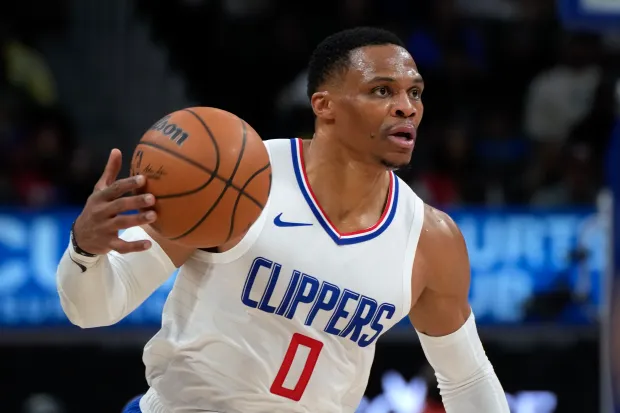 Russell Westbrook đạt cột mốc ấn tượng sánh ngang đồng đội James Harden