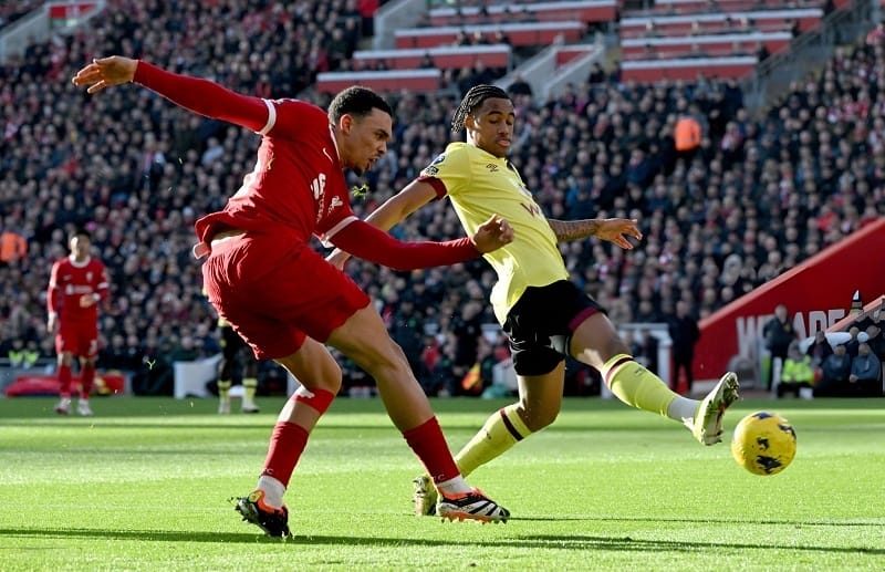 Trent Alexander-Arnold phải rời sân sớm ở trận gặp Burnley.