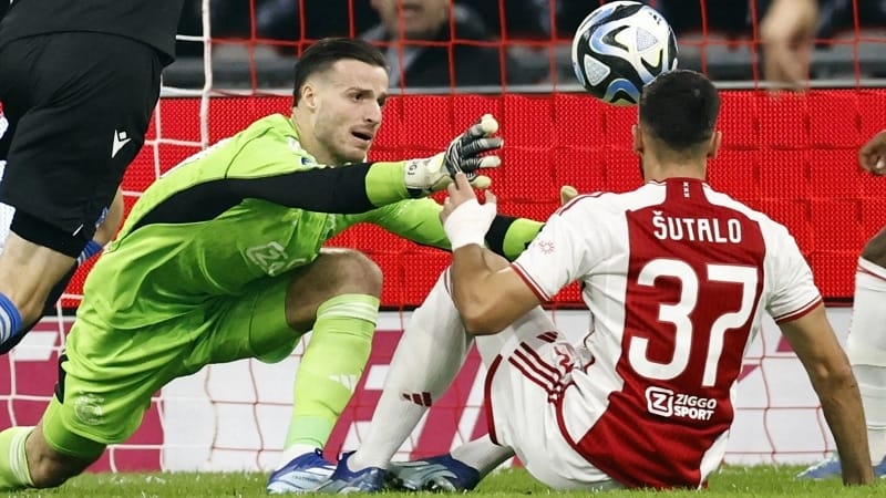 Arsenal, Man United và Chelsea cùng quan tâm thủ thành Ajax