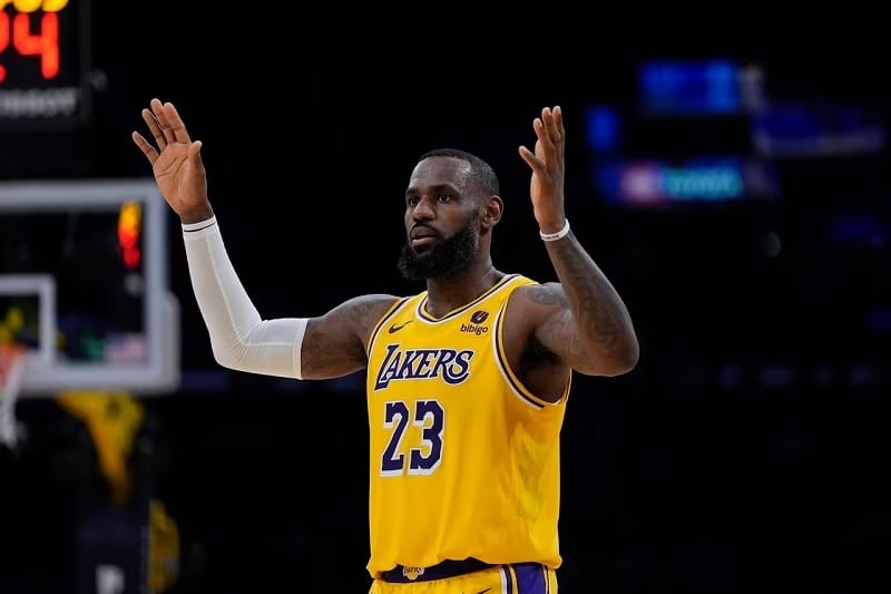 LeBron đang hướng tới cột mốc 40.000 điểm