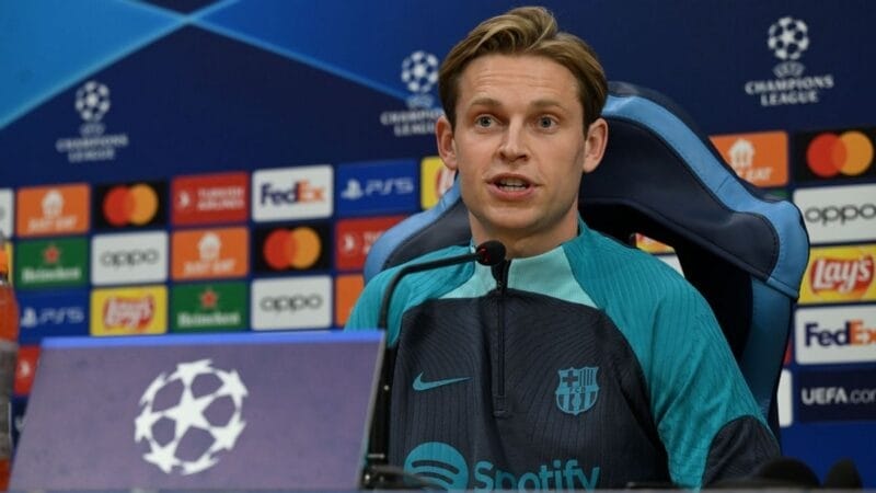 Frenkie De Jong luôn dính với tin đồn rời Barcelona