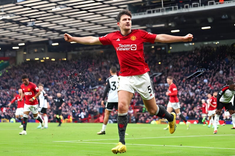 Harry Maguire tỏa sáng với bàn thắng trong những phút cuối.