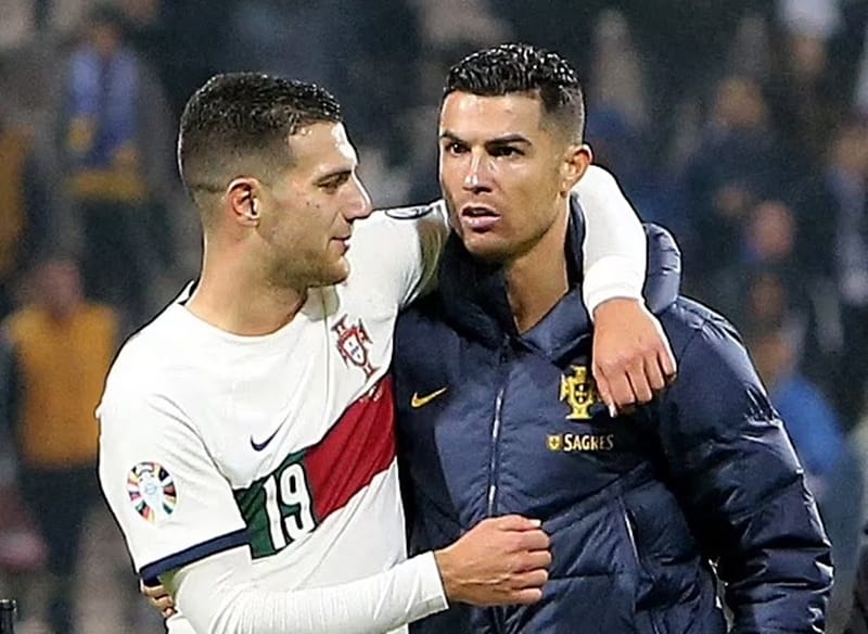 Ronaldo xoa dịu nỗi lo Dalot cho Ferdinand