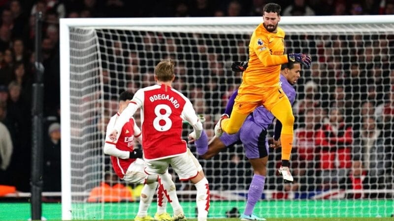 Van Dijk và Alisson mắc sai lầm dẫn đến bàn thua