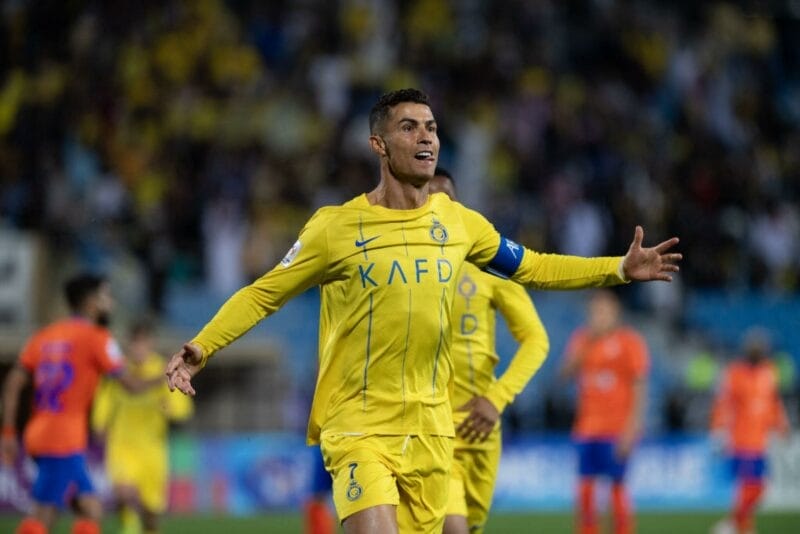 Ronaldo tỏa sáng giúp Al Nassr giành lợi thế.