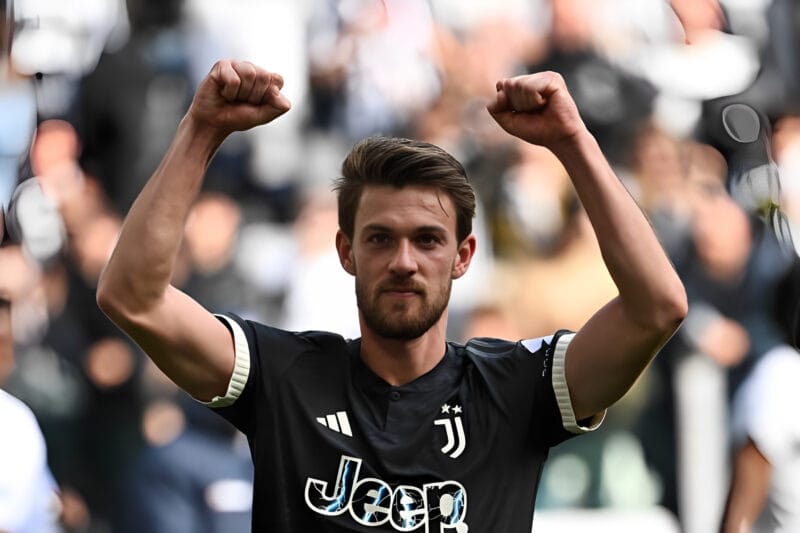 Rugani giải cứu Juventus ở phút cuối cùng.