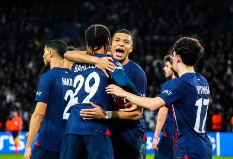 Mbappe và Barcola ghi bàn cho PSG.