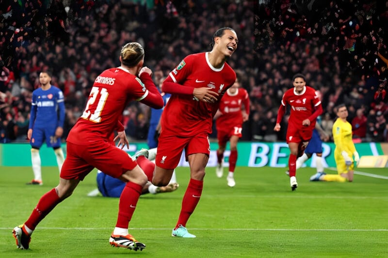 Virgil van Dijk tỏa sáng với bàn thắng trong những phút cuối của hiệp phụ.