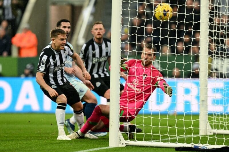 Người hùng Matt Ritchie giải cứu Newcastle với bàn thắng ở phút bù giờ.