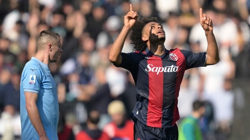 Joshua Zirkzee đang chơi ấn tượng trong màu áo Bologna