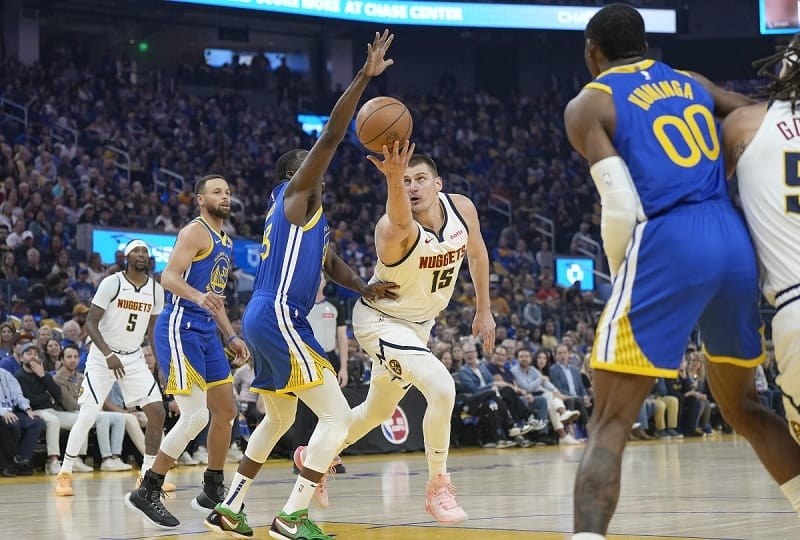 Jokic vừa giúp Nuggets hạ Warriors