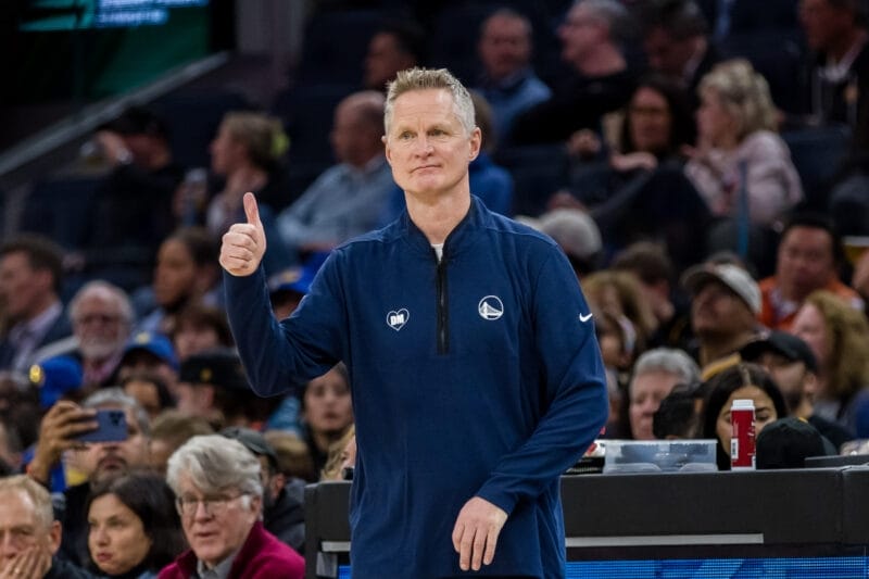 HLV Steve Kerr sẽ gắn bó với Warriors thêm hai mùa giải.