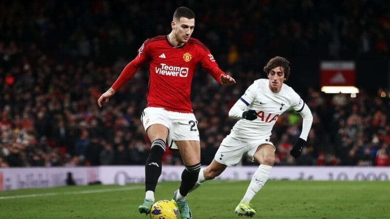 Ten Hag nên mừng vì thương vụ bán Diogo Dalot không thành