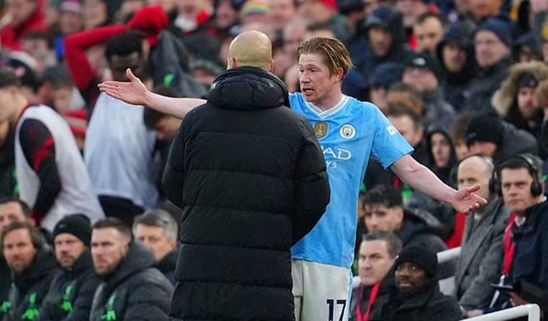 De Bruyne không hài lòng vì bị thay ra từ sớm.