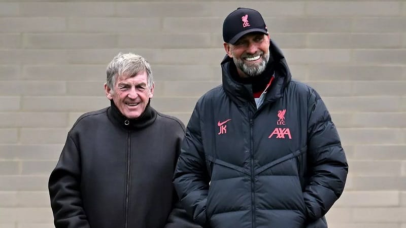 Kenny Dalglish bên cạnh HLV Klopp