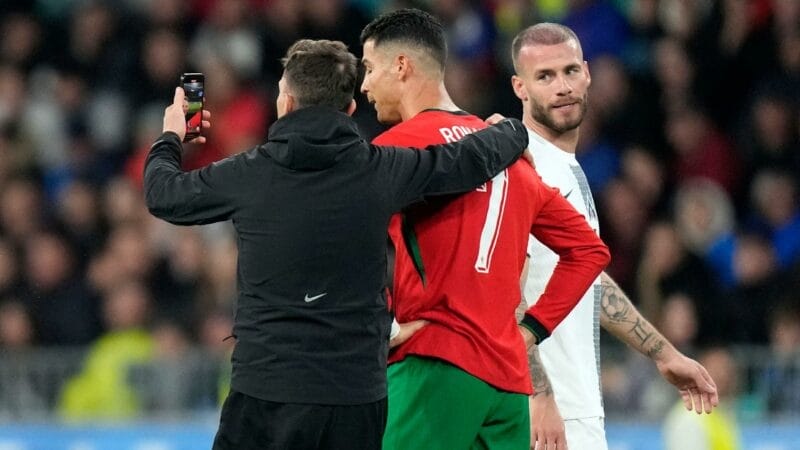 Dấu ấn lớn nhất của CR7 đêm nay là chụp hình với CĐV 