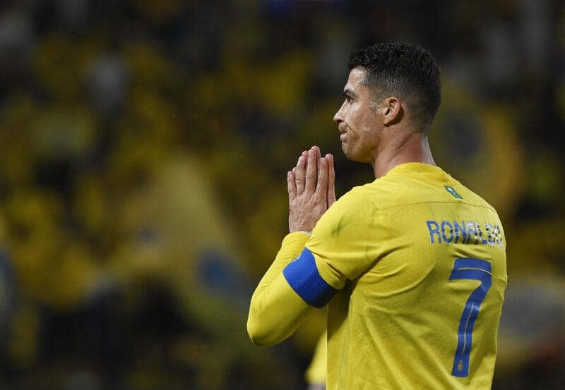 Ronaldo ngậm ngùi rời cuộc chơi