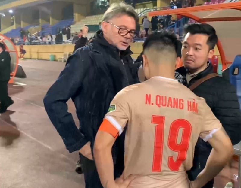 Troussier nói chuyện với Quang Hải.