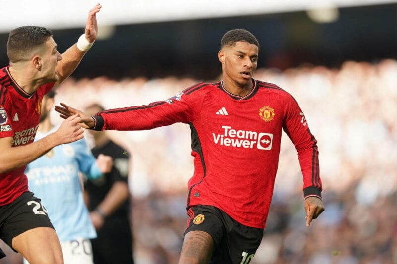 Rashford có cú sút không thể cản phá