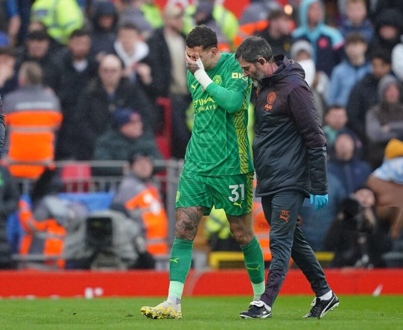 Ederson rời sân vì chấn thương trong trận đấu với Liverpool.