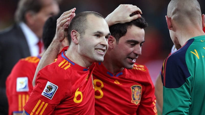 Iniesta và Xavi là cặp tiền vệ huyền thoại của Tây Ban Nha