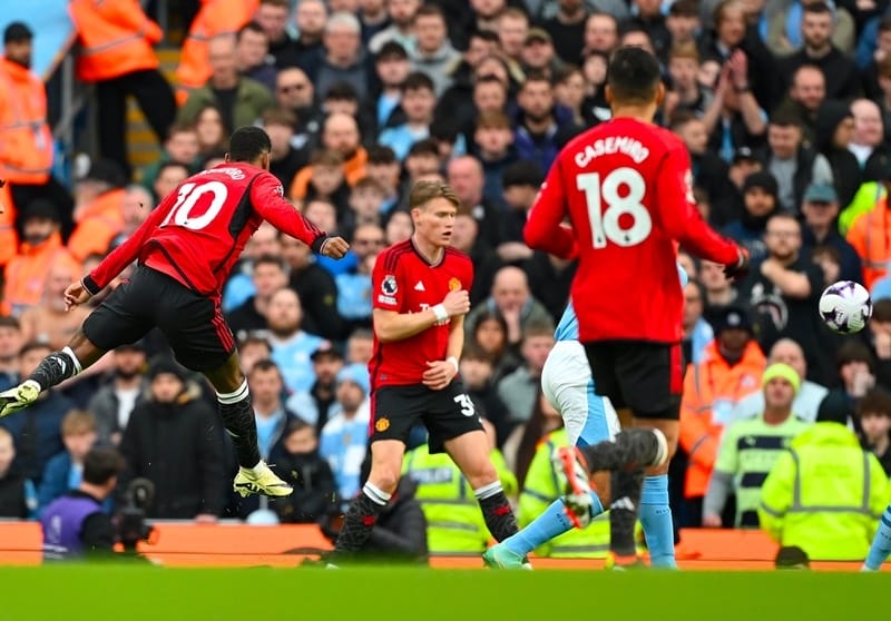 Bàn thắng sớm của Marcus Rashford không thể giúp Man United tránh khỏi thất bại trước Man City.