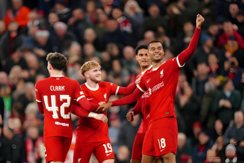 Các chân sút Liverpool dễ dàng chọc thủng lưới đối thủ.