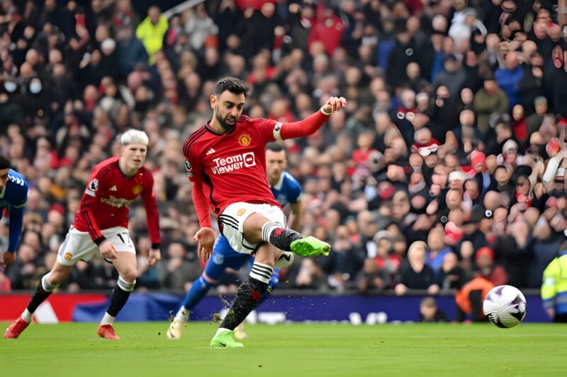 Bruno Fernandes mở tỉ số cho Man United trên chấm 11m.