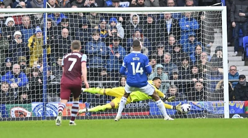 Areola tỏa sáng trước Everton