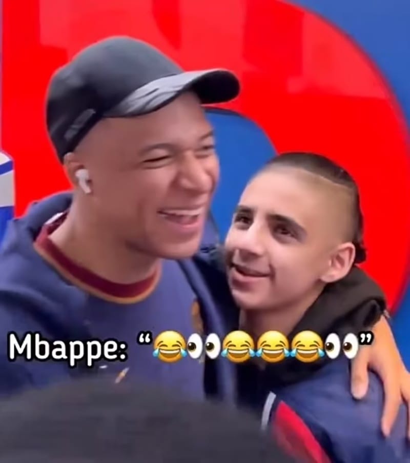 Mbappe và CĐV nhí.