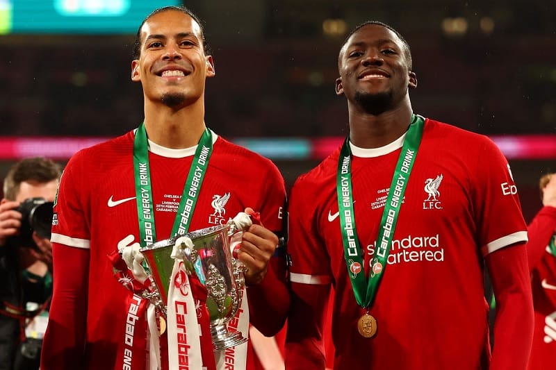 Van Dijk giúp Konate tiến bộ