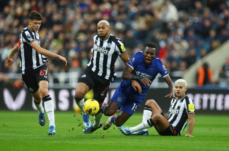 Newcastle có phong độ tốt hơn Chelsea.