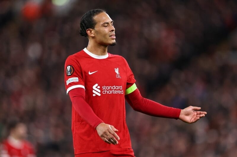 Một mình đội trưởng Van Dijk không đủ giúp hàng thủ Liverpool vững chãi