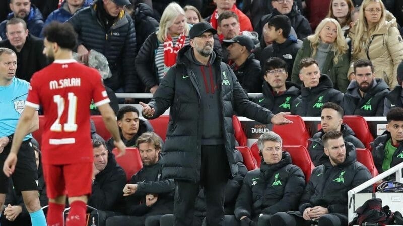 Klopp không hiểu chuyện gì đang xảy ra với các học trò 