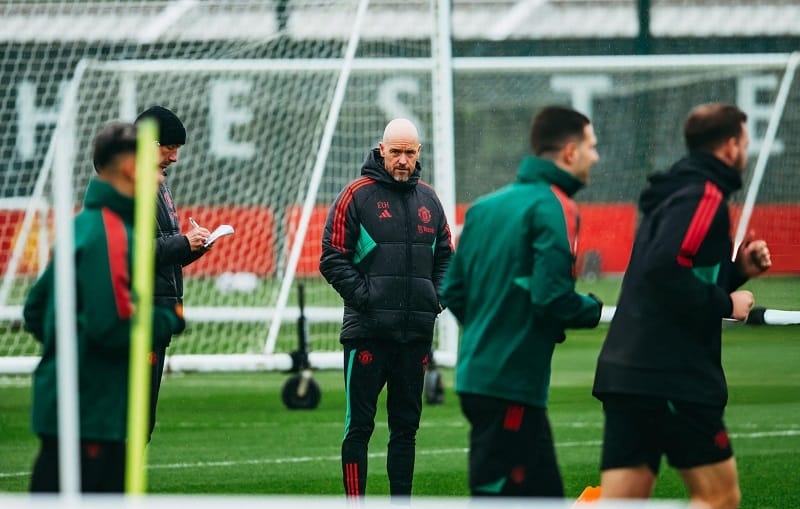 Erik ten Hag thất vọng vì quá nhiều trung vệ gặp chấn thương.