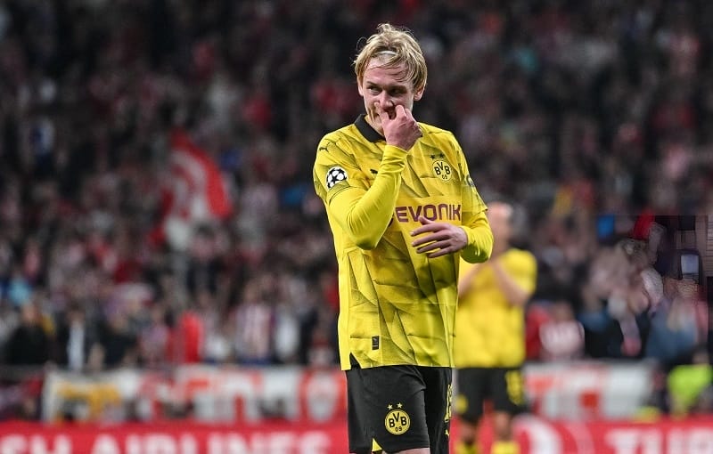 Dortmund có hai tình huống đưa bóng đi trúng xà ngang.