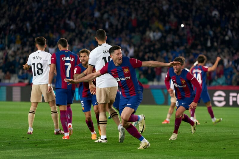 Lewandowski tỏa sáng với cú hattrick 